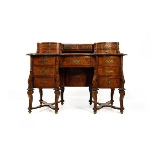 Bureau " Mazzarino" en placage de noyer et loupe, XVIIIe siècle