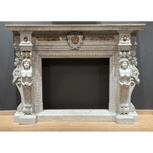 Cheminée sculptée en marbre blanc et inserts en brèche, seconde moitié du XIXe siècle
