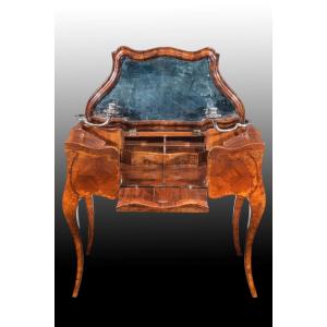 Ébénisterie vénitienne du XVIIIe siècle, Coiffeuse plaquée en noyer et racine de thuya