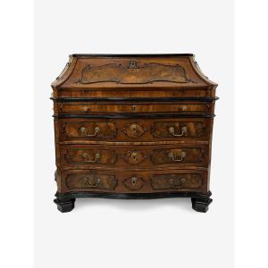 Commode à abattants plaquée de noyer et de loupe de noyer, Lombardie, milieu du XVIIIe siècle