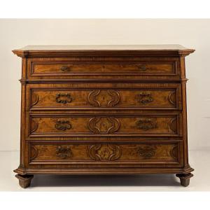 Commode en noyer partiellement plaquée, fin du XVIIe siècle