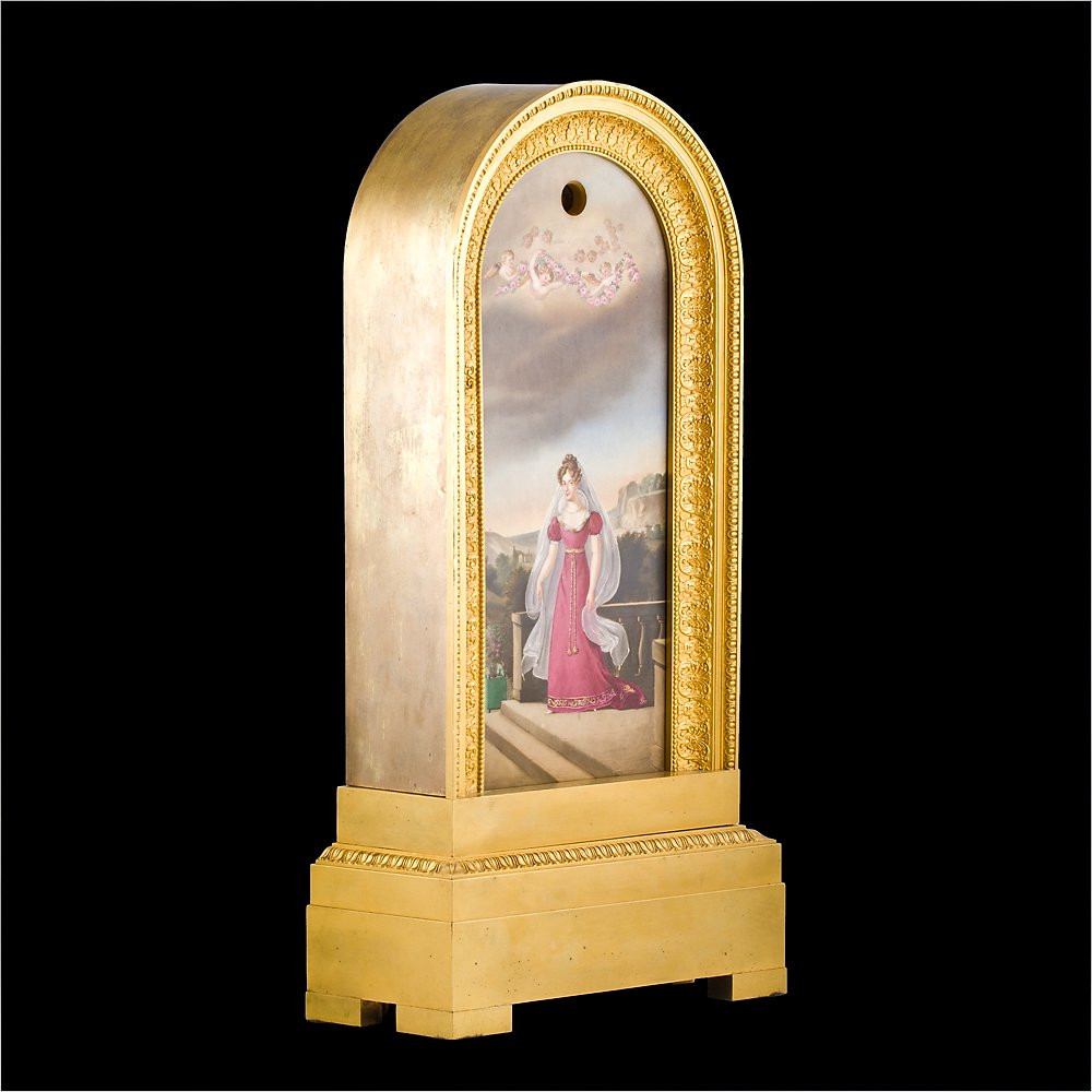 Pendule à fenêtre avec plaque en porcelaine peinte représentant la duchesse de Berry-photo-1