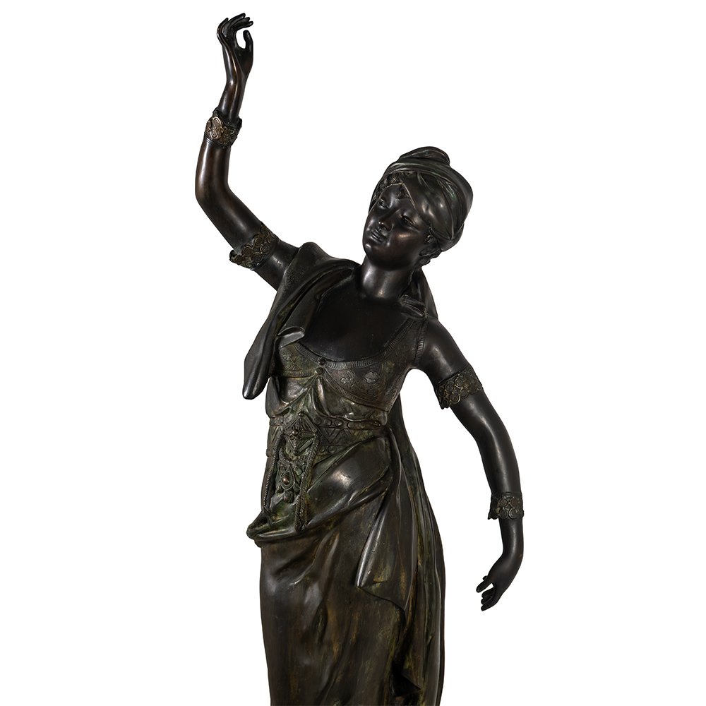 Sculpture représentant une jeune femme dansant-photo-1