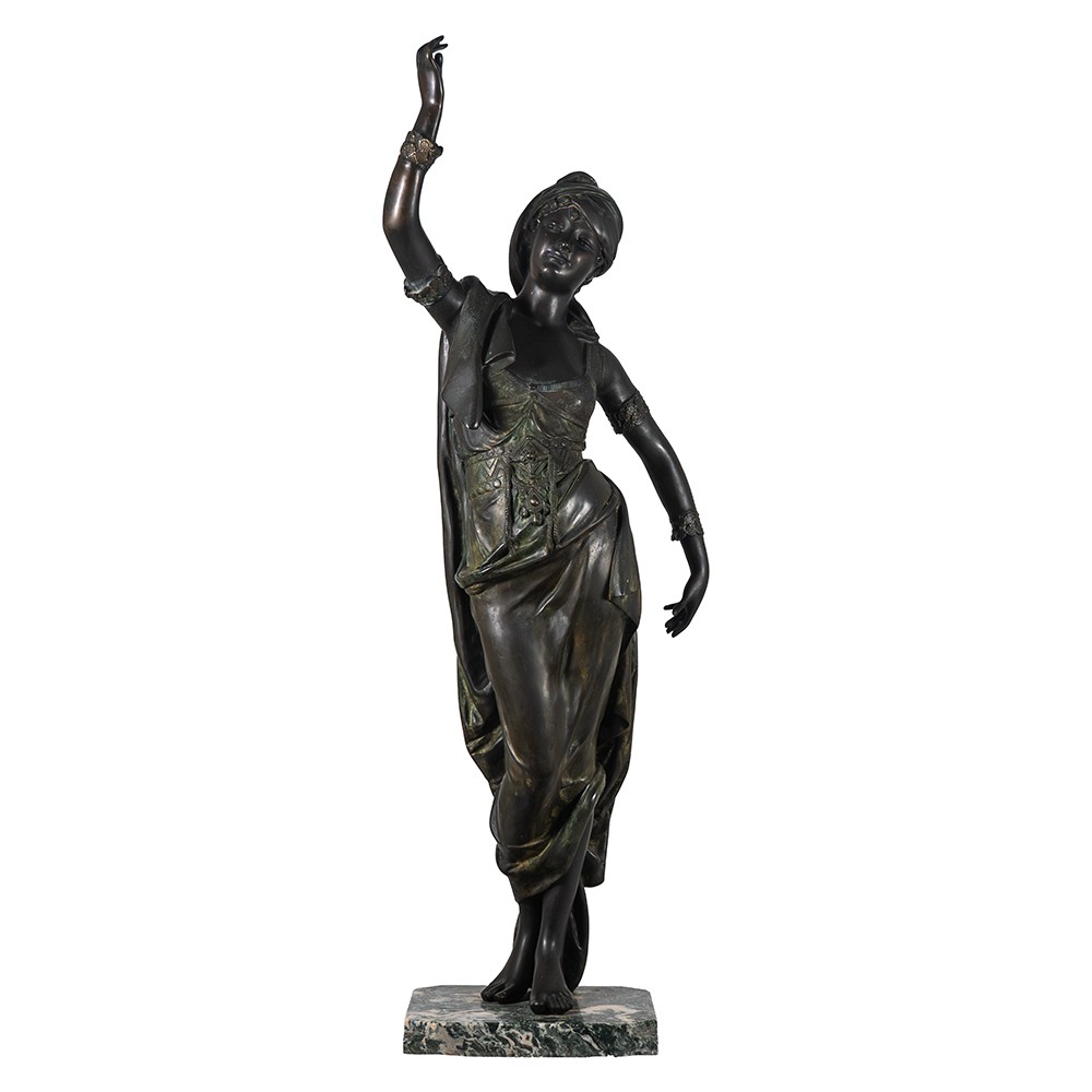 Sculpture représentant une jeune femme dansant
