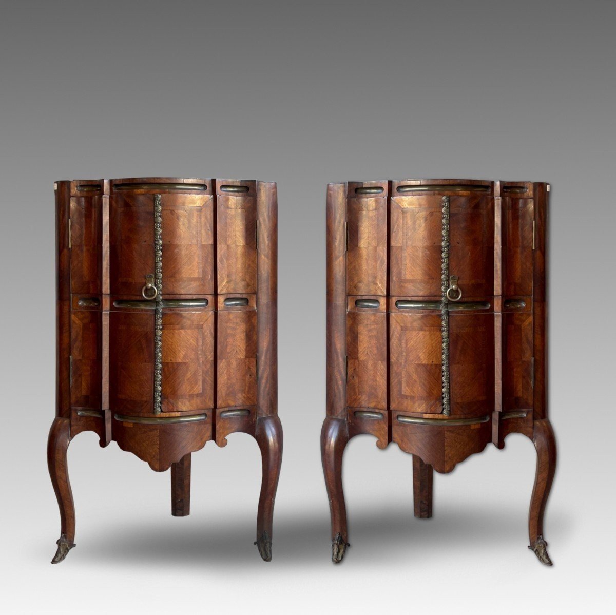 Paire de cabinets d'angle napolitains Louis XV