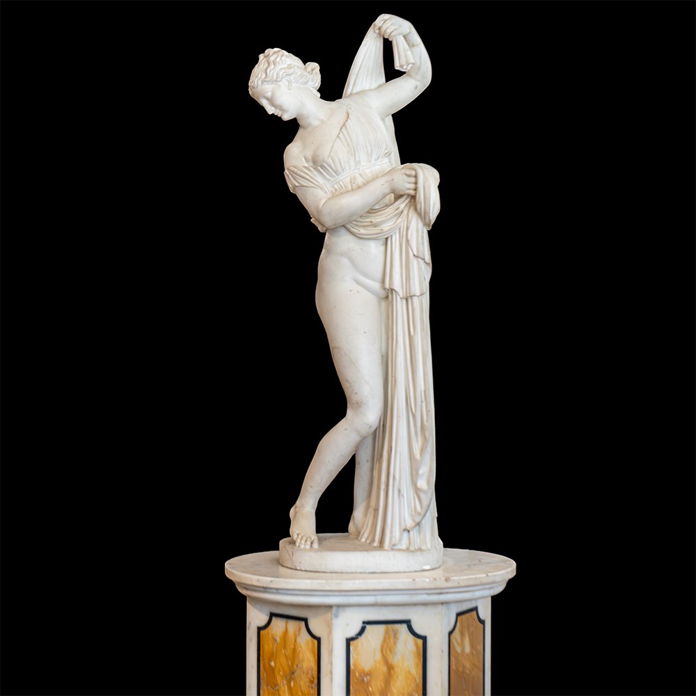 Sculpture représentant « Vénus au bain »-photo-1