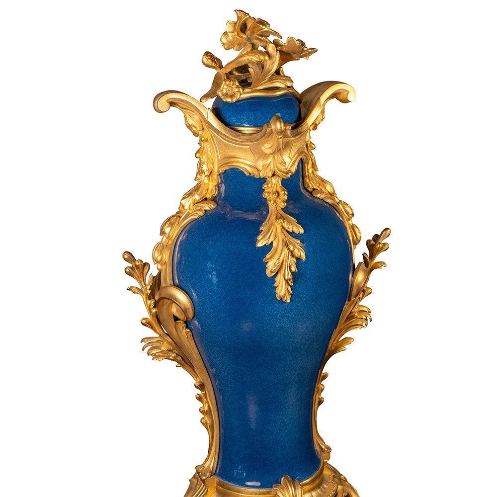 Vase en céramique émaillée bleue avec garnitures en bronze doré-photo-2