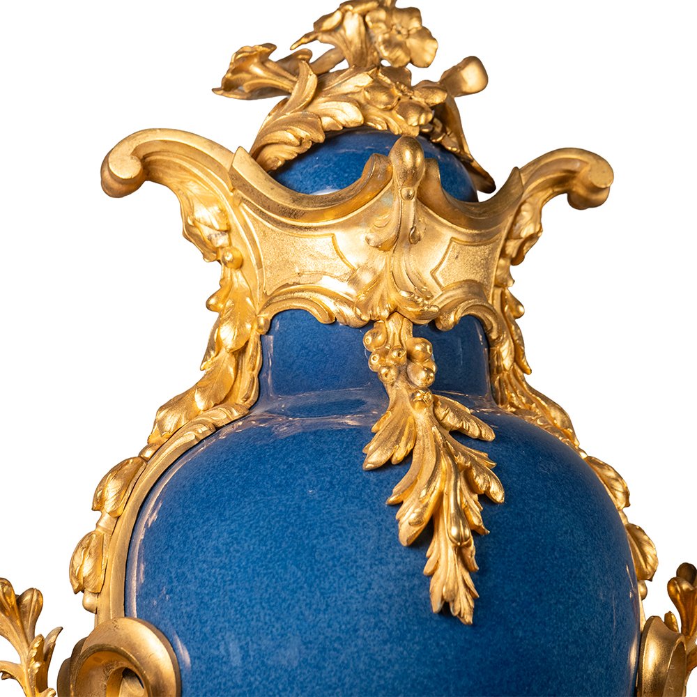 Vase en céramique émaillée bleue avec garnitures en bronze doré-photo-1