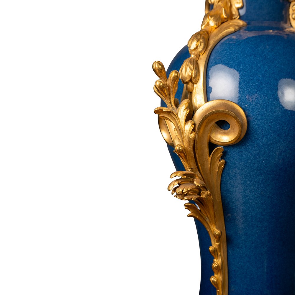 Vase en céramique émaillée bleue avec garnitures en bronze doré-photo-3