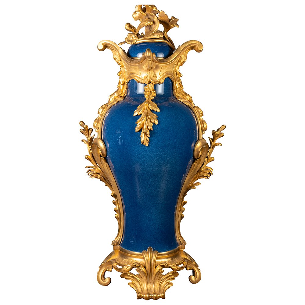 Vase en céramique émaillée bleue avec garnitures en bronze doré