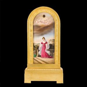 Pendule à fenêtre avec plaque en porcelaine peinte représentant la duchesse de Berry