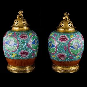 Paire de vases en porcelaine émaillée à montures dorées et Lions de Fu