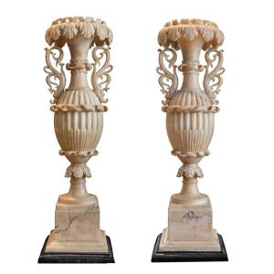 Paire de vases en albâtre
