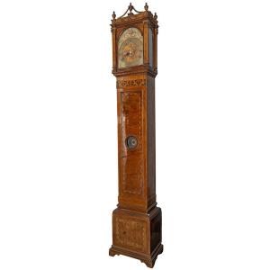 Horloge sur pied en noyer marqueté et sculpté