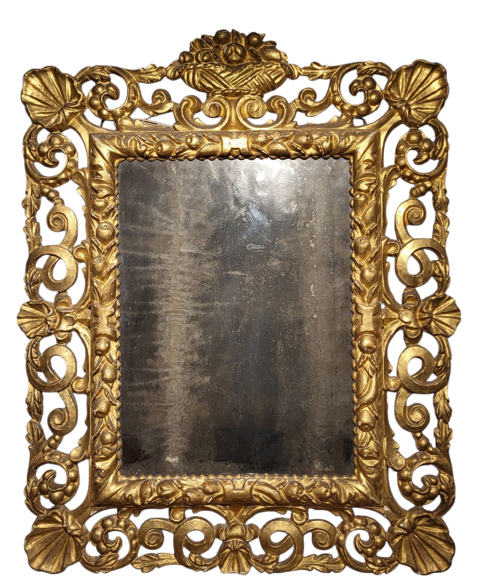 Miroir en bois sculpté et doré, début du XVIIIe siècle