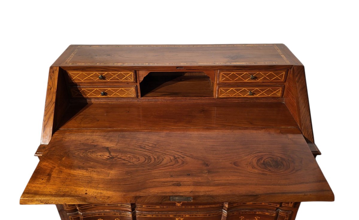 Commode en noyer massif incrusté de buis et d'olivier, milieu du XVIIIe siècle.-photo-2