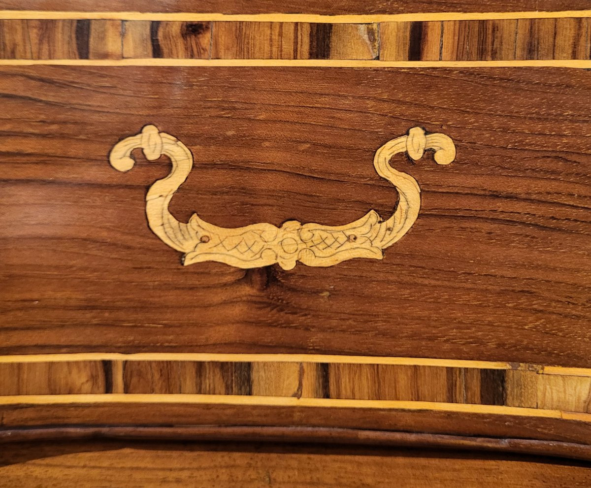 Commode en noyer massif incrusté de buis et d'olivier, milieu du XVIIIe siècle.-photo-1