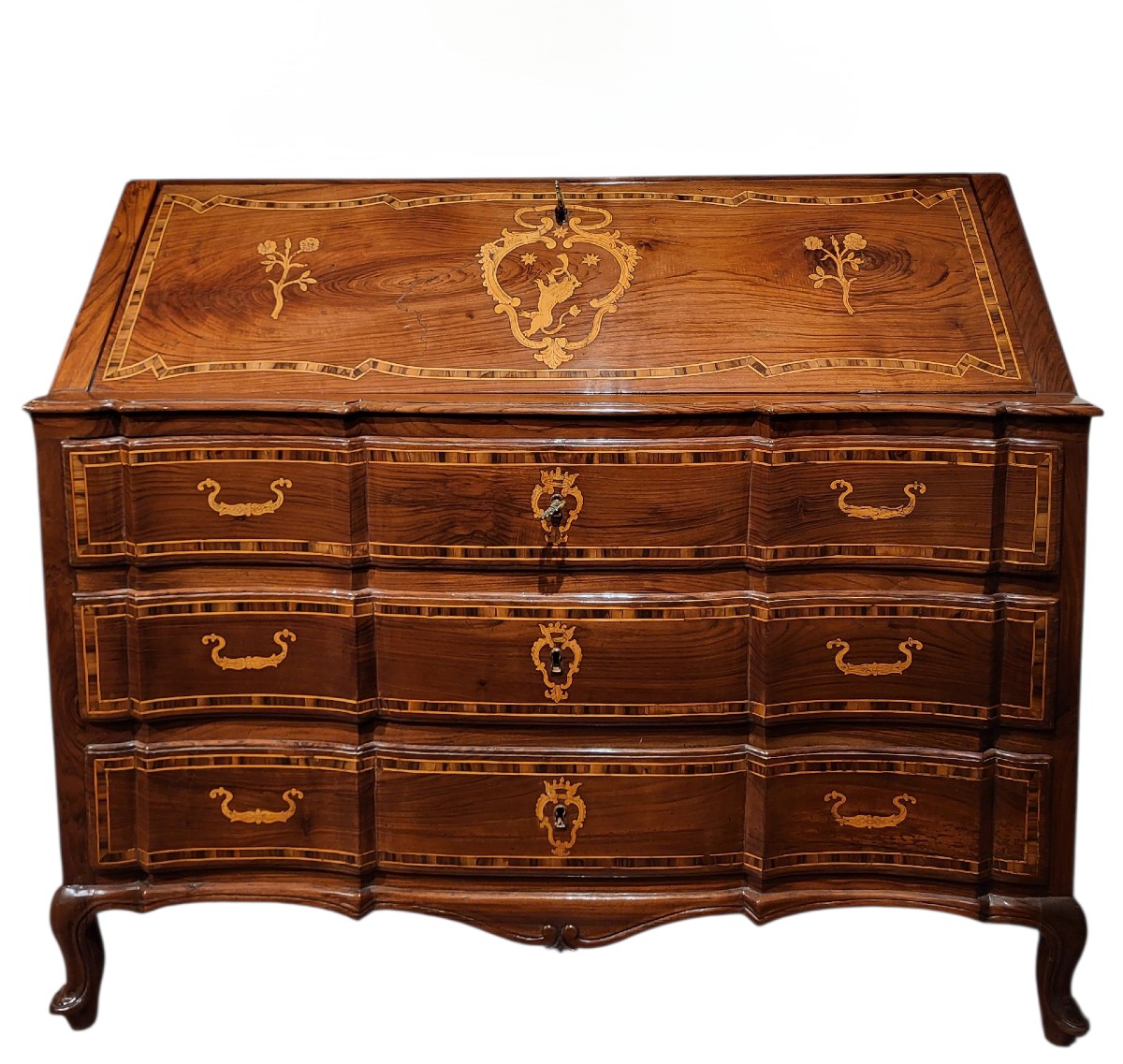 Commode en noyer massif incrusté de buis et d'olivier, milieu du XVIIIe siècle.