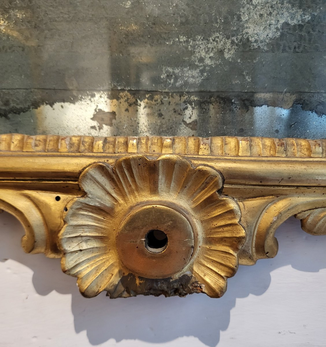 Petit miroir sculpté et doré à motifs de rocaille, Naples, milieu du XVIIIe siècle. -photo-1