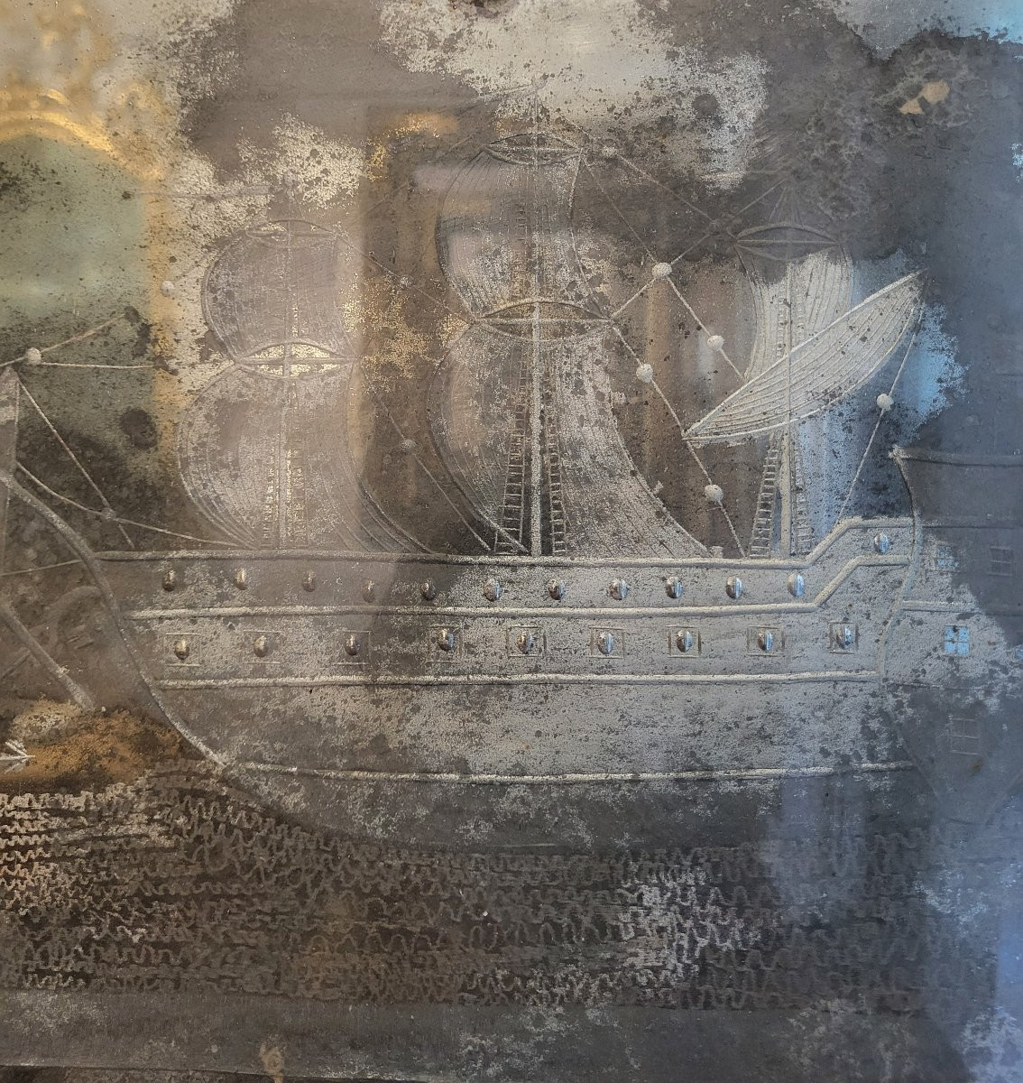 Petit miroir sculpté et doré à motifs de rocaille, Naples, milieu du XVIIIe siècle. -photo-5