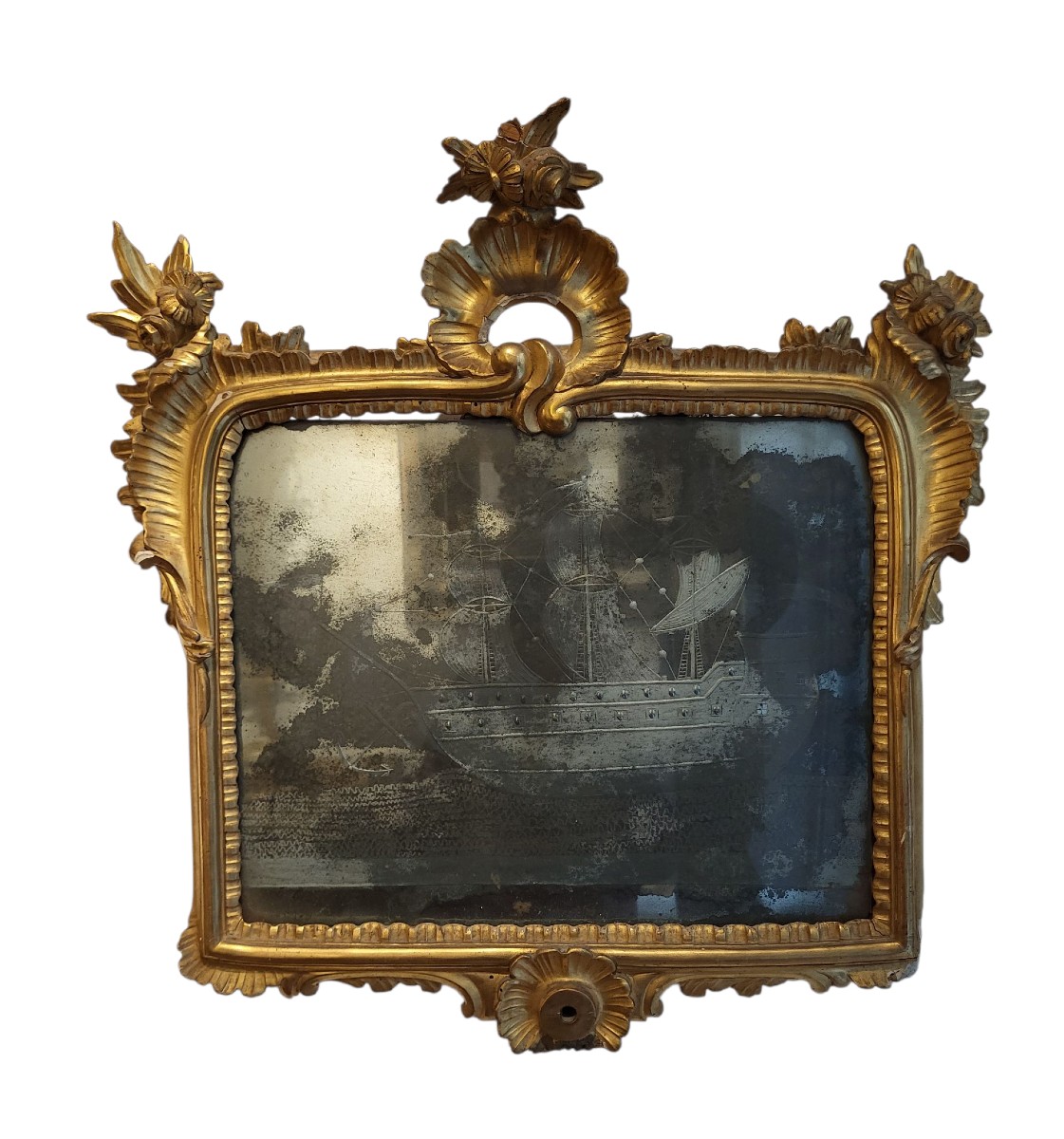 Petit miroir sculpté et doré à motifs de rocaille, Naples, milieu du XVIIIe siècle. 