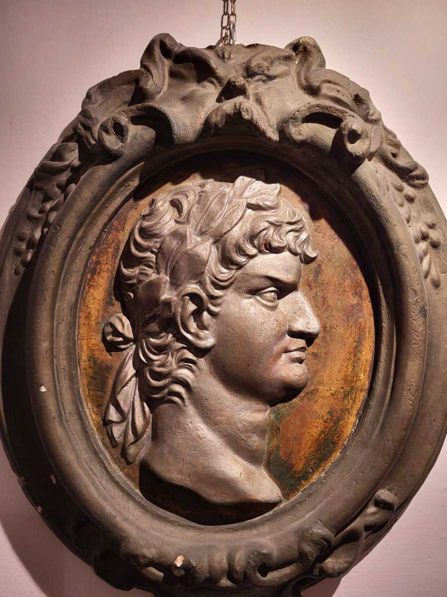 Médaillon en stuc laqué et argenté. Toscane, fin XVIIe - début XVIIIe siècle. -photo-2