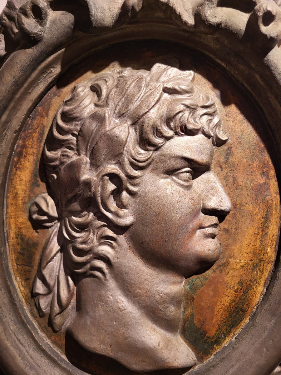 Médaillon en stuc laqué et argenté. Toscane, fin XVIIe - début XVIIIe siècle. -photo-3