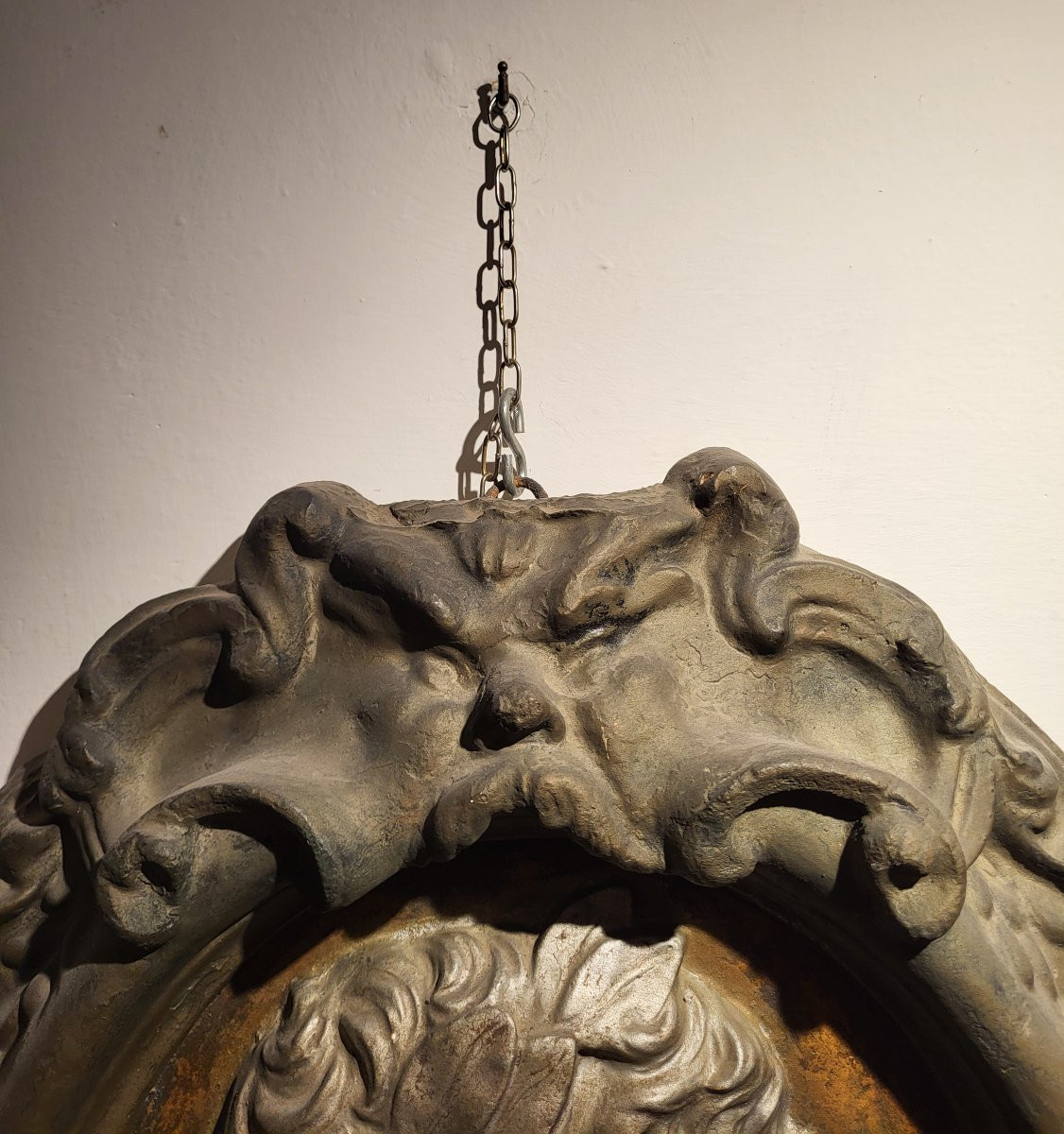 Médaillon en stuc laqué et argenté. Toscane, fin XVIIe - début XVIIIe siècle. -photo-1