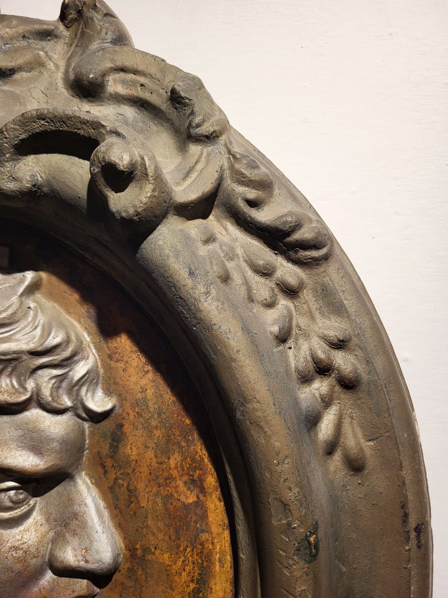 Médaillon en stuc laqué et argenté. Toscane, fin XVIIe - début XVIIIe siècle. -photo-3