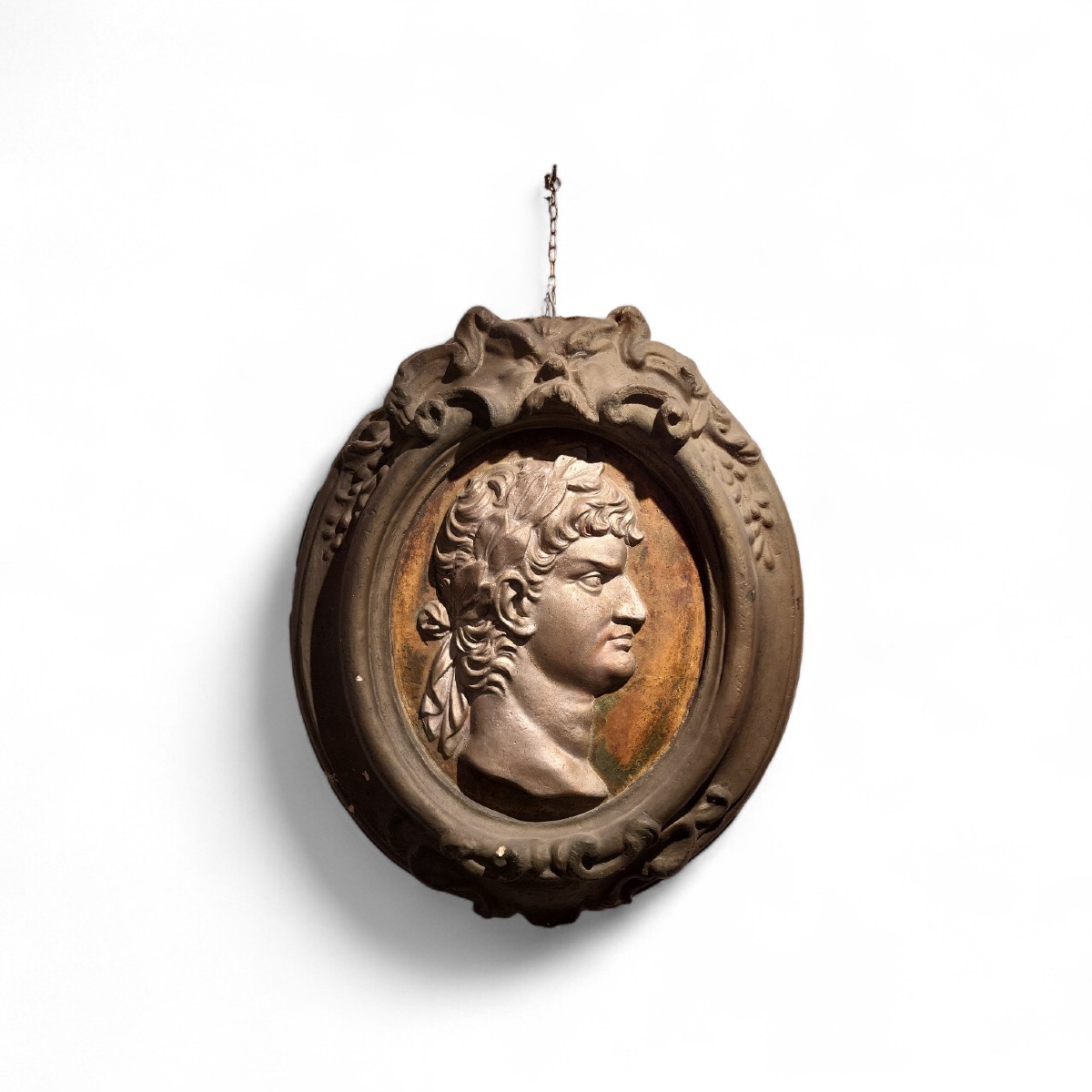 Médaillon en stuc laqué et argenté. Toscane, fin XVIIe - début XVIIIe siècle. 