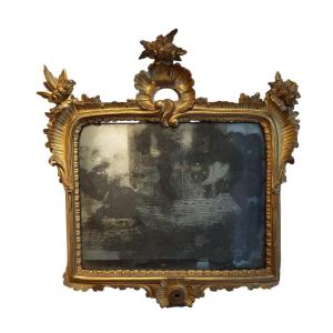 Petit miroir sculpté et doré à motifs de rocaille, Naples, milieu du XVIIIe siècle. 
