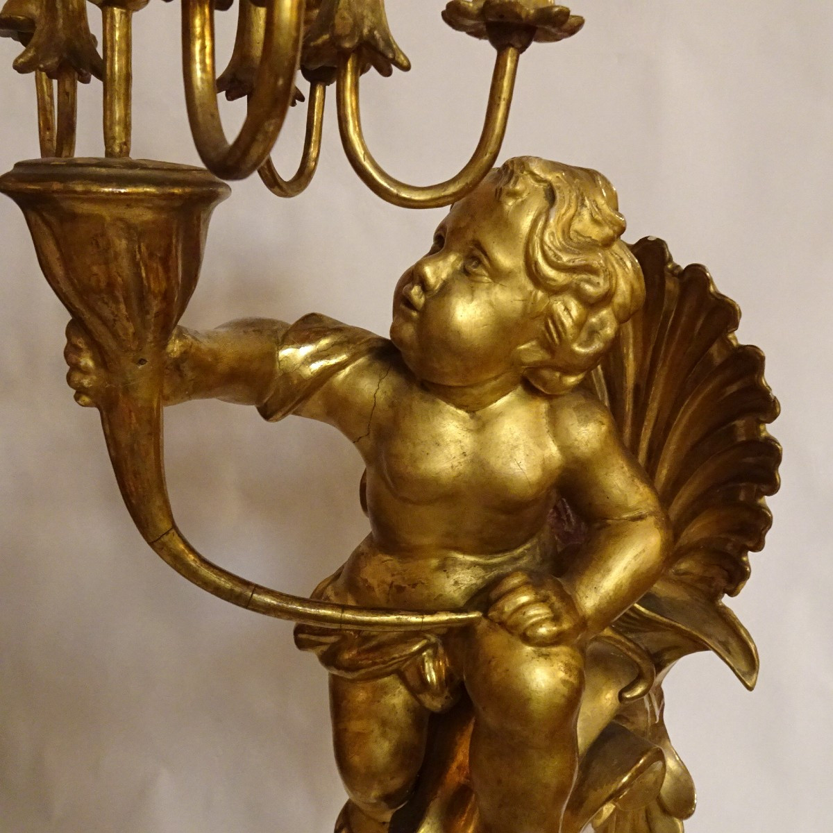 Putto porte-lumière en bois doré, XIXe siècle-photo-5