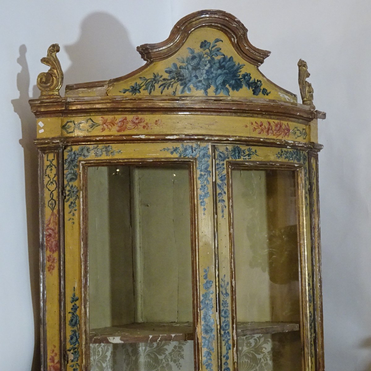 Armoire d'angle laquée et décorée de Gênes, XVIIIe siècle-photo-1