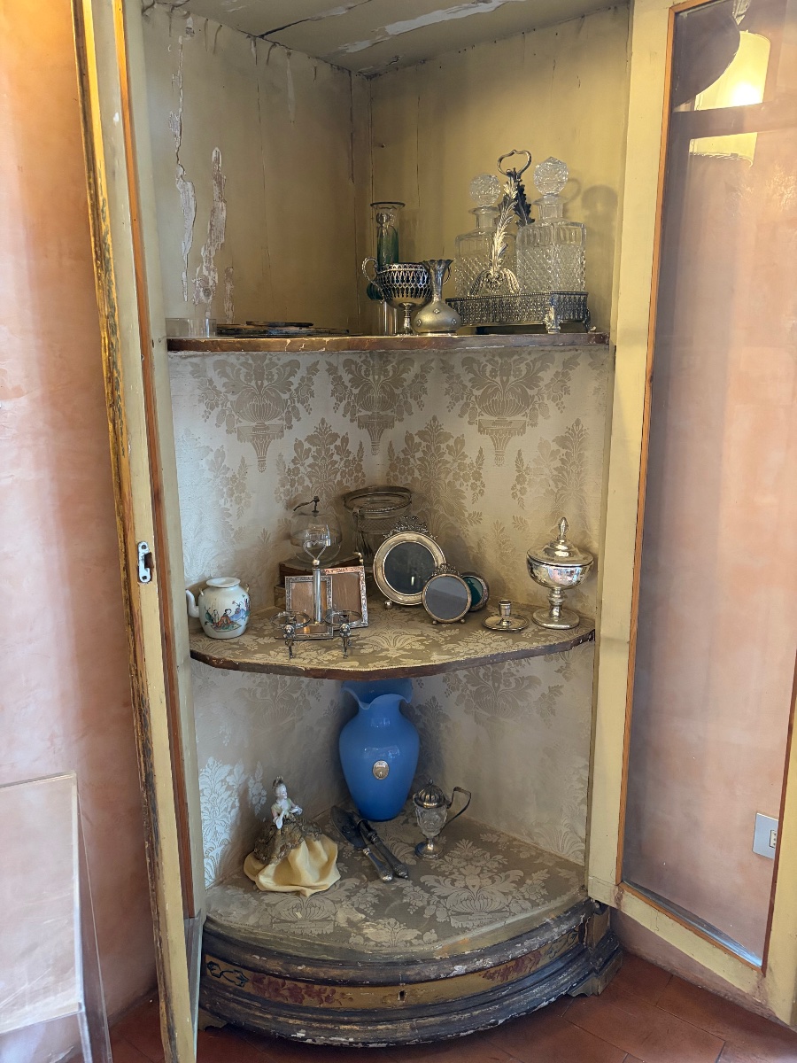 Armoire d'angle laquée et décorée de Gênes, XVIIIe siècle-photo-7