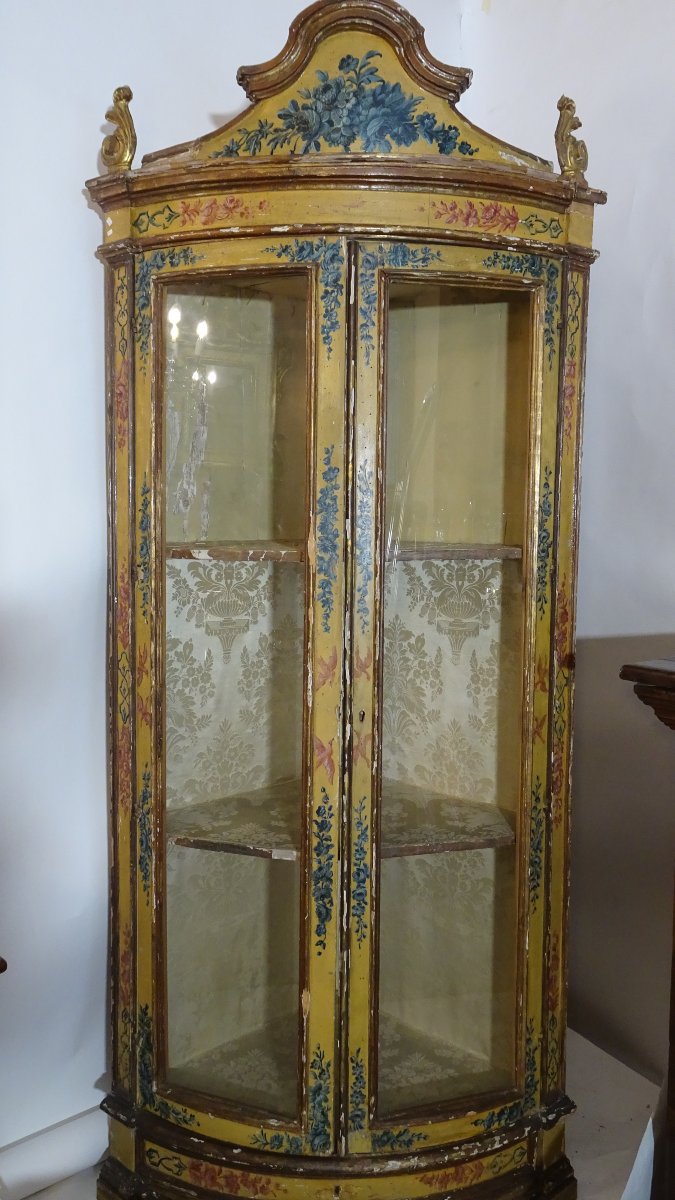 Armoire d'angle laquée et décorée de Gênes, XVIIIe siècle