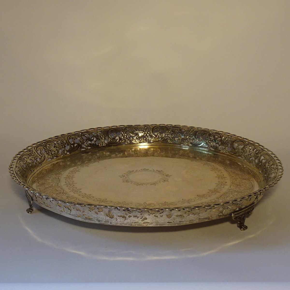 Plateau trépied rond en argent massif de Porto, vers 1790-photo-3