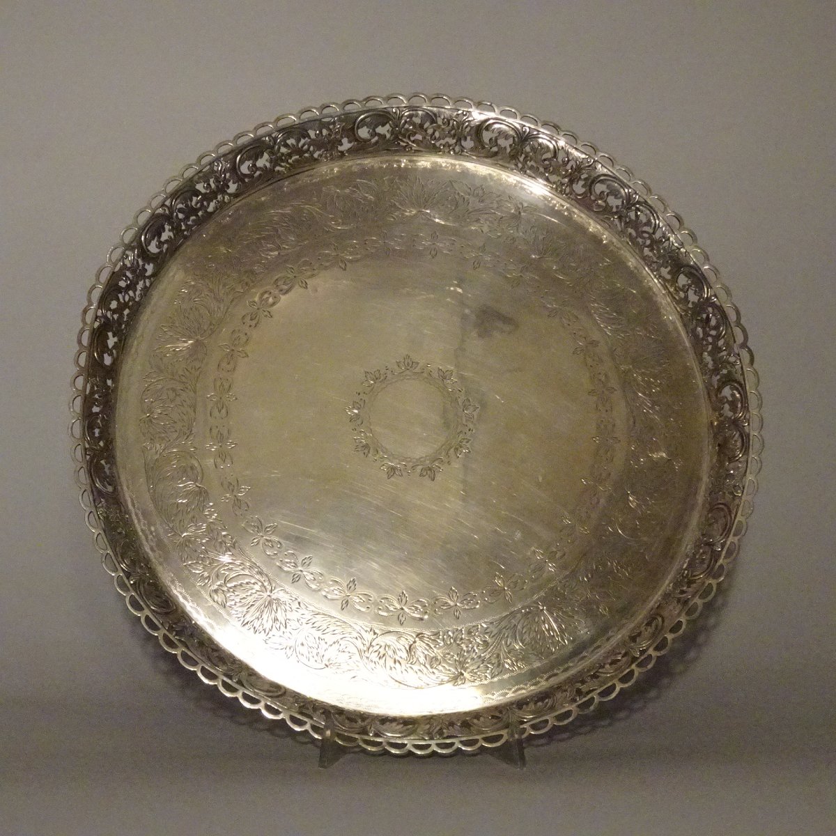 Plateau trépied rond en argent massif de Porto, vers 1790