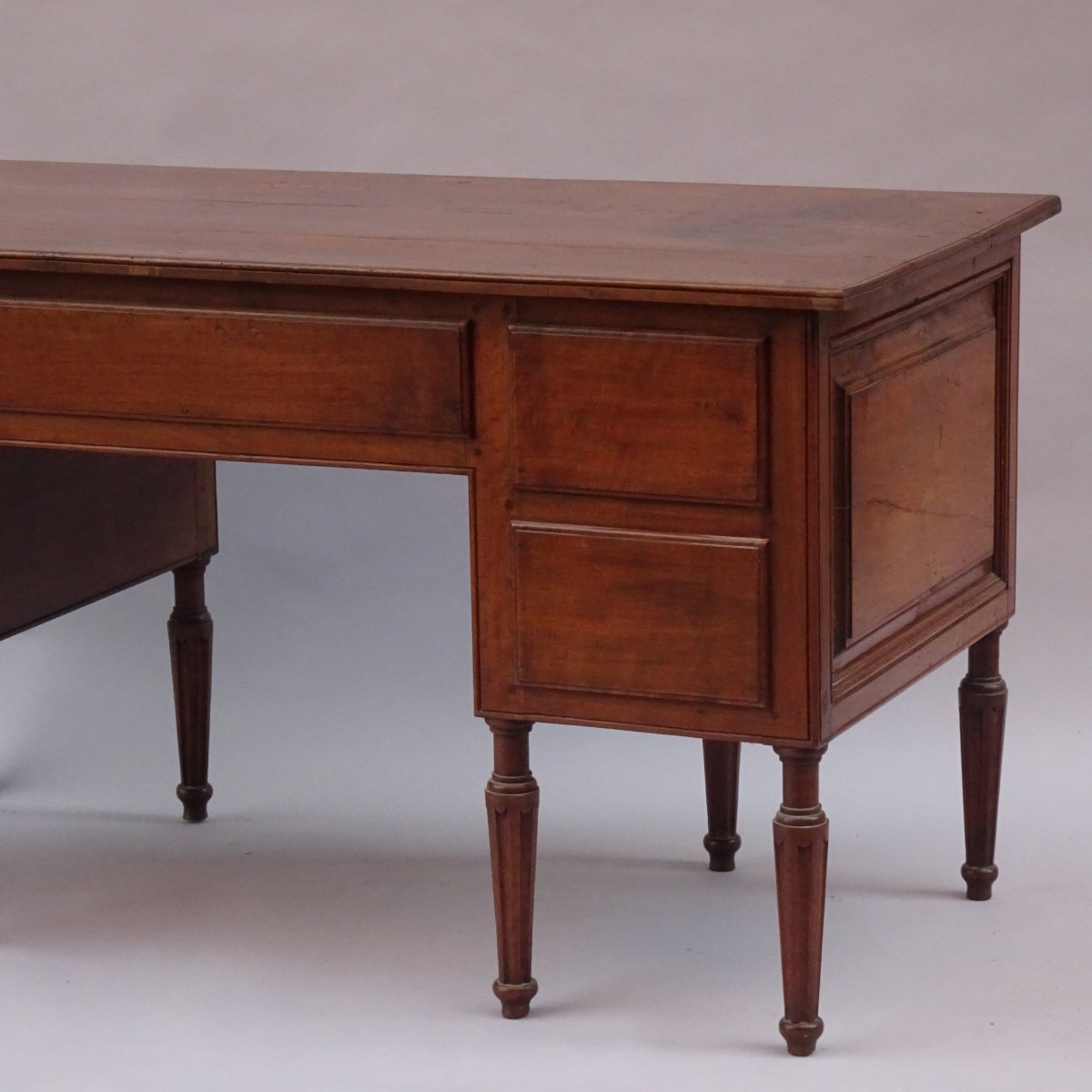 Bureau central en noyer Louis XVI