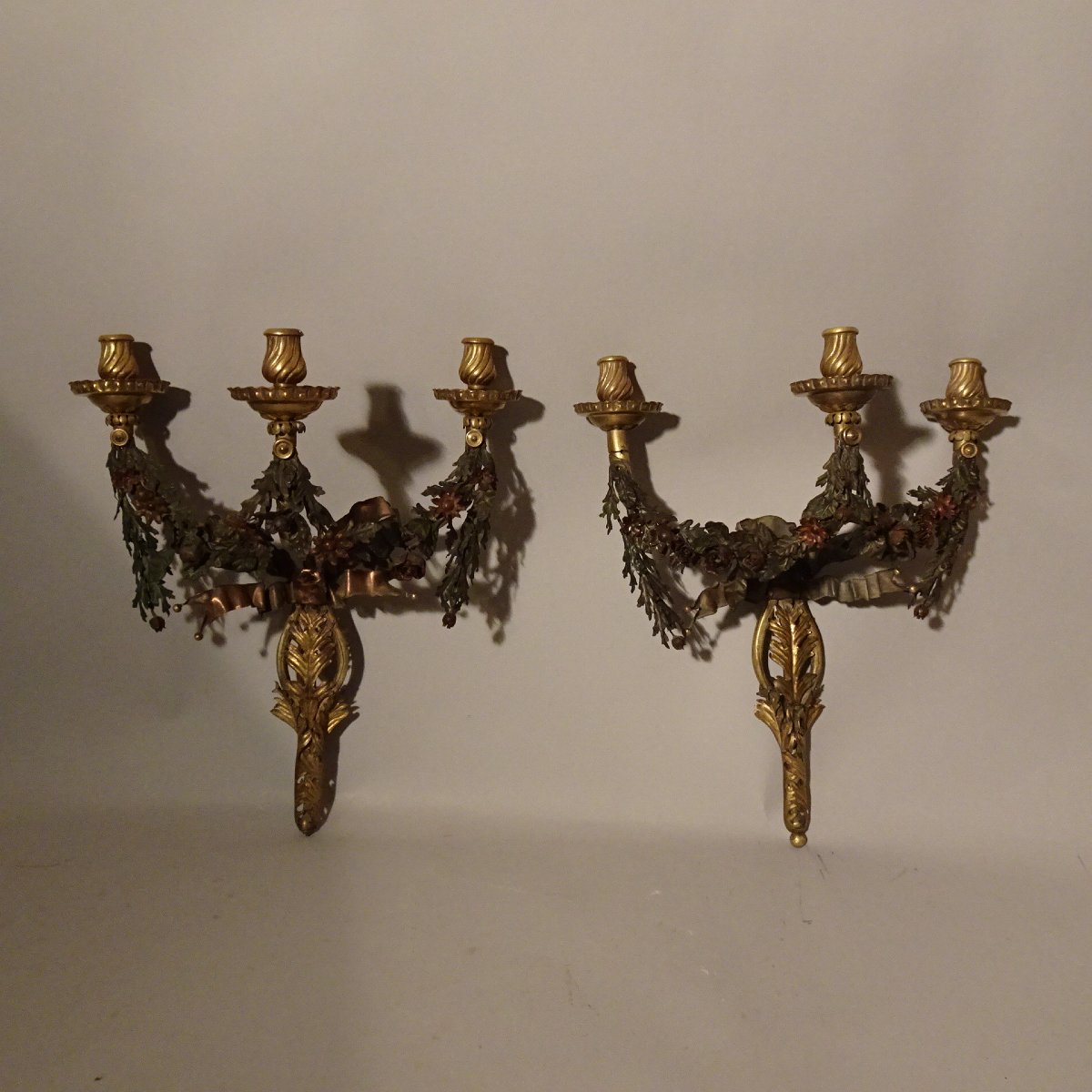 Pair Of Three-flame Wall Sconces In Gilded Bronze With Flowers Made Of Polychrome Sheet Metal-photo-2