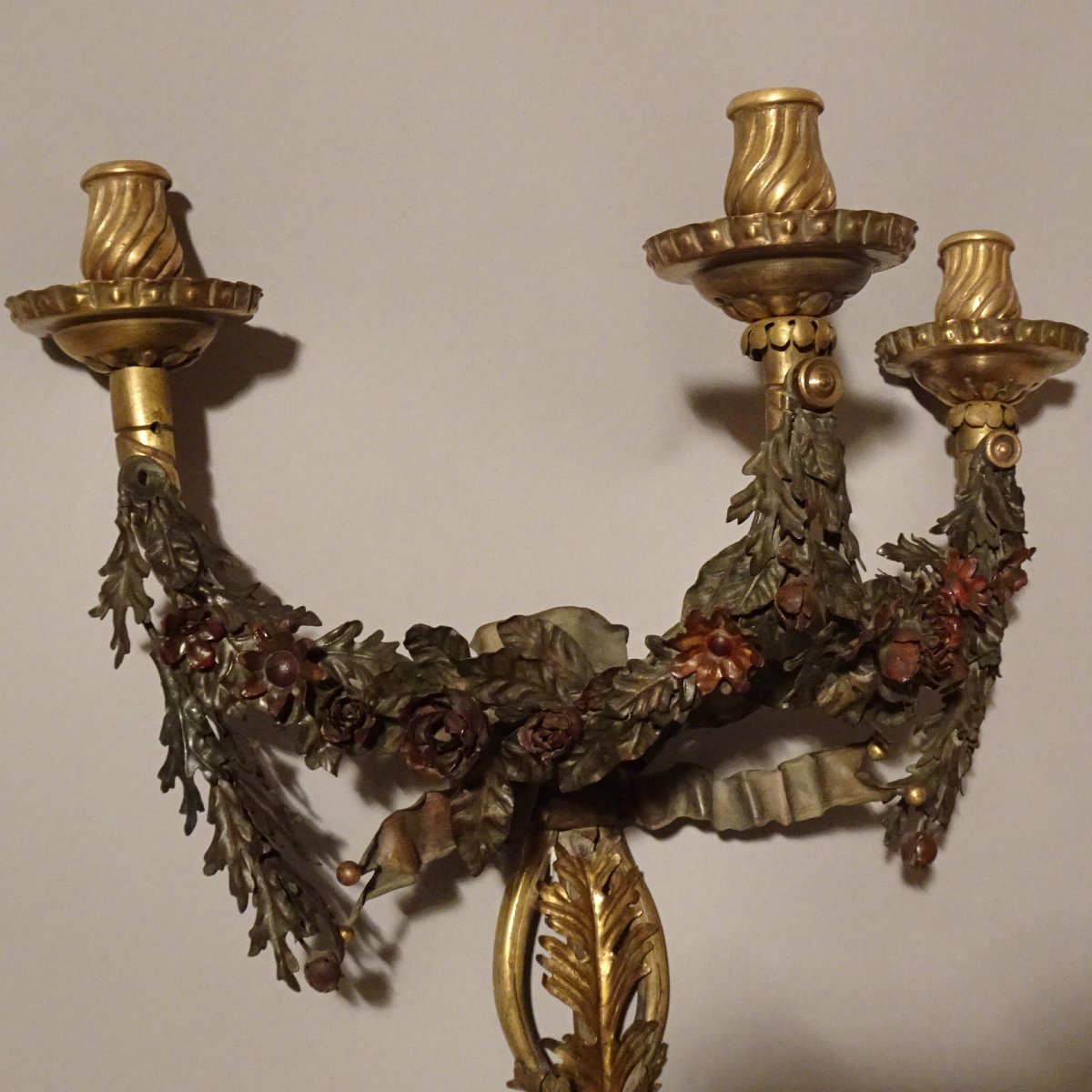 Pair Of Three-flame Wall Sconces In Gilded Bronze With Flowers Made Of Polychrome Sheet Metal-photo-3