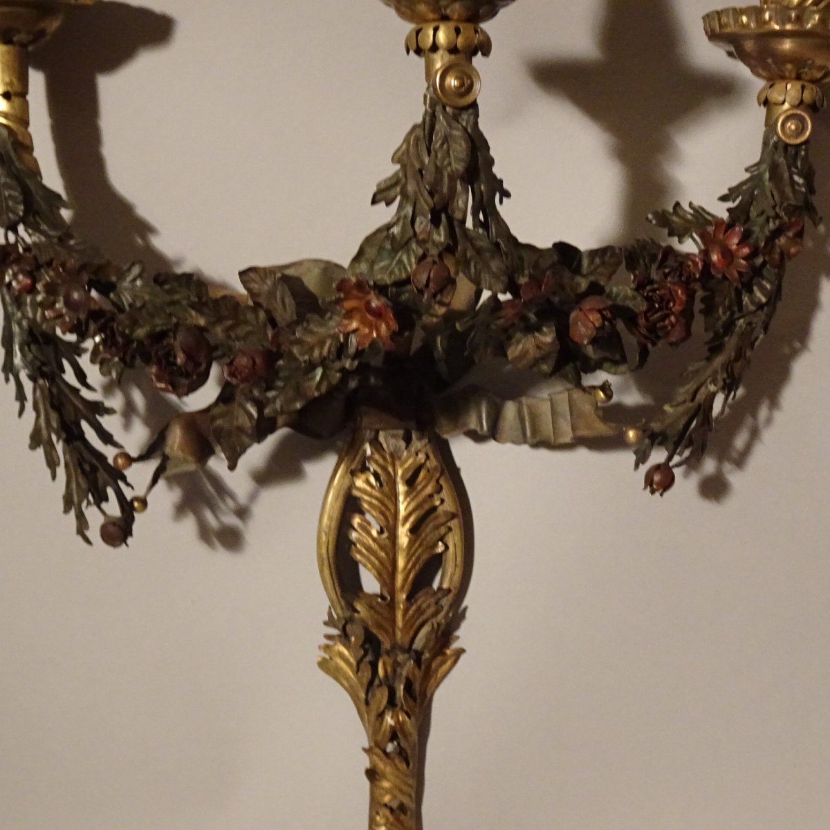 Pair Of Three-flame Wall Sconces In Gilded Bronze With Flowers Made Of Polychrome Sheet Metal-photo-4
