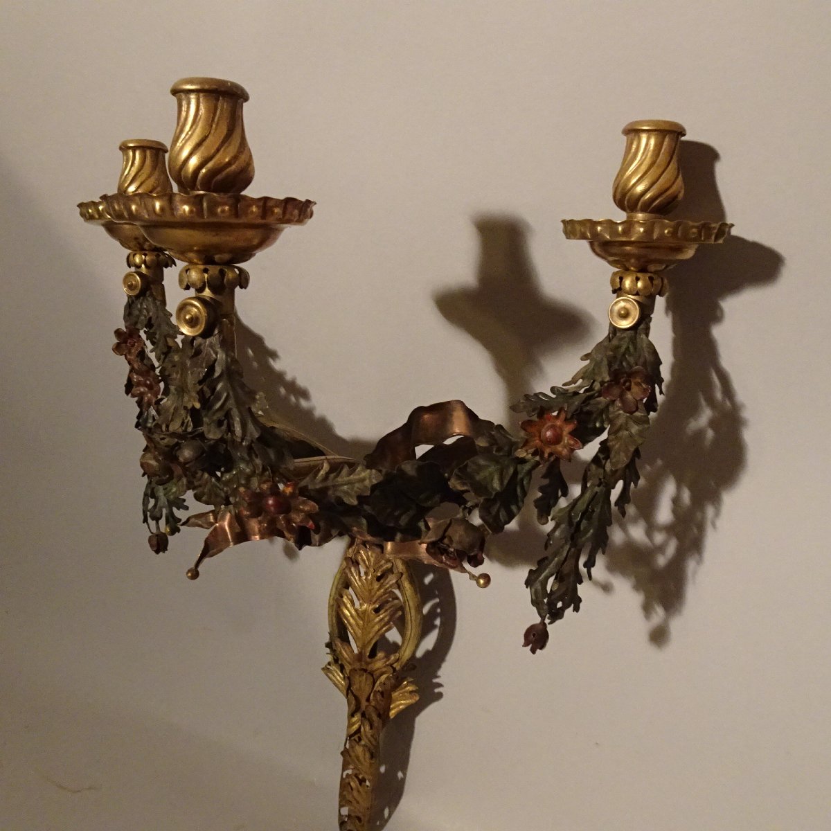 Pair Of Three-flame Wall Sconces In Gilded Bronze With Flowers Made Of Polychrome Sheet Metal-photo-1