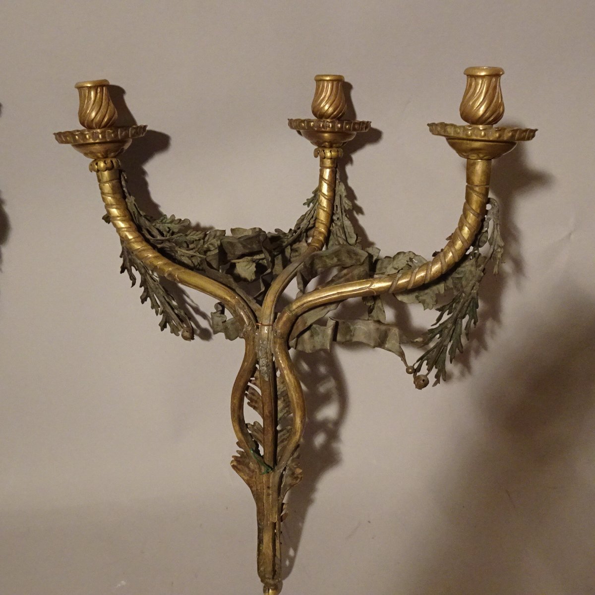 Pair Of Three-flame Wall Sconces In Gilded Bronze With Flowers Made Of Polychrome Sheet Metal-photo-3