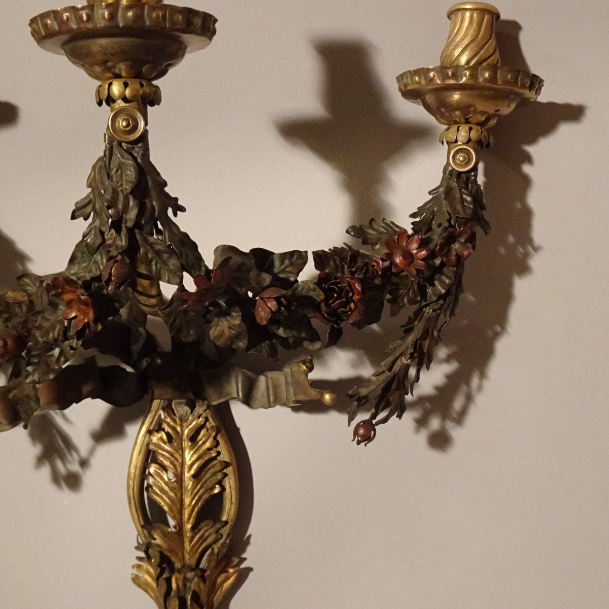 Pair Of Three-flame Wall Sconces In Gilded Bronze With Flowers Made Of Polychrome Sheet Metal-photo-4