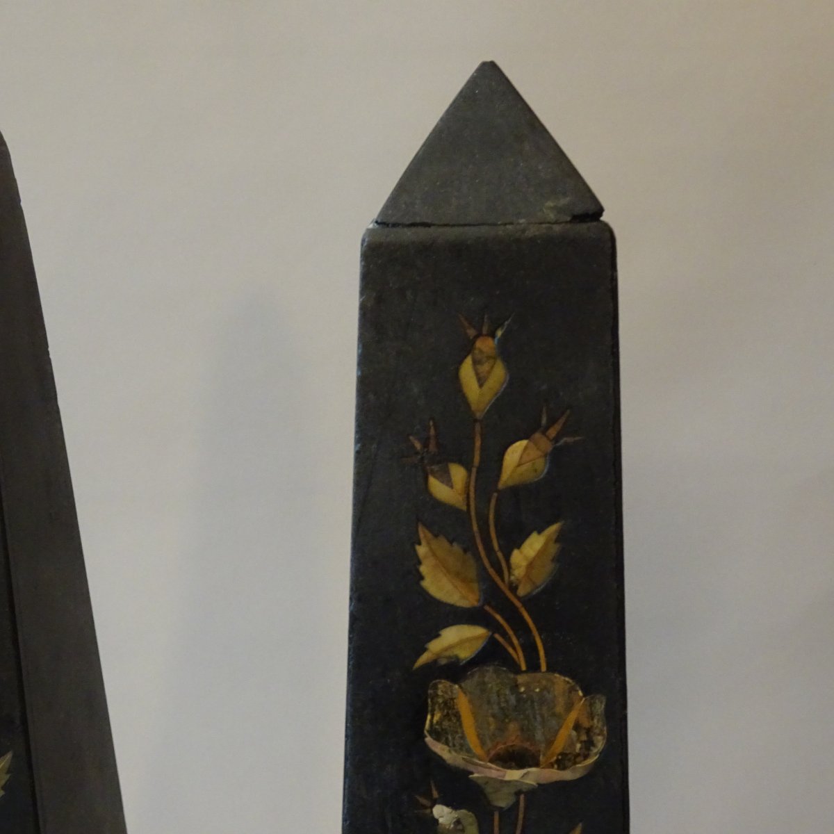 Obélisques en ardoise avec incrustations de pierres dures et de nacre.-photo-2