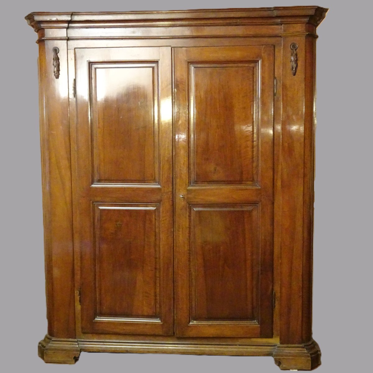 Buffet émilien en noyer du XVIIIe siècle