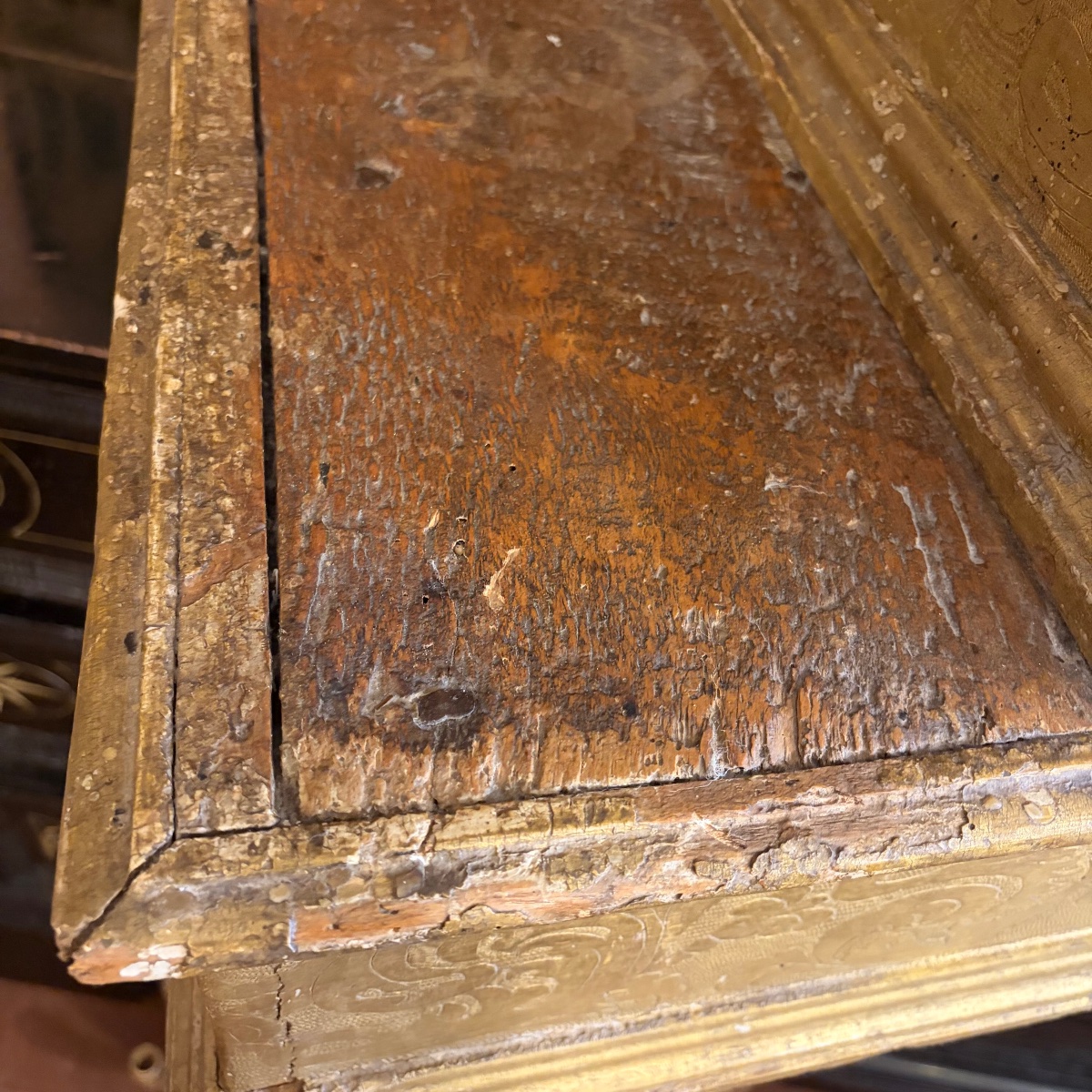 Degrés d'autel en bois doré, Marche, XVIIe siècle.-photo-1
