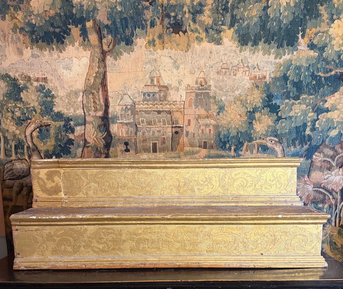 Degrés d'autel en bois doré, Marche, XVIIe siècle.