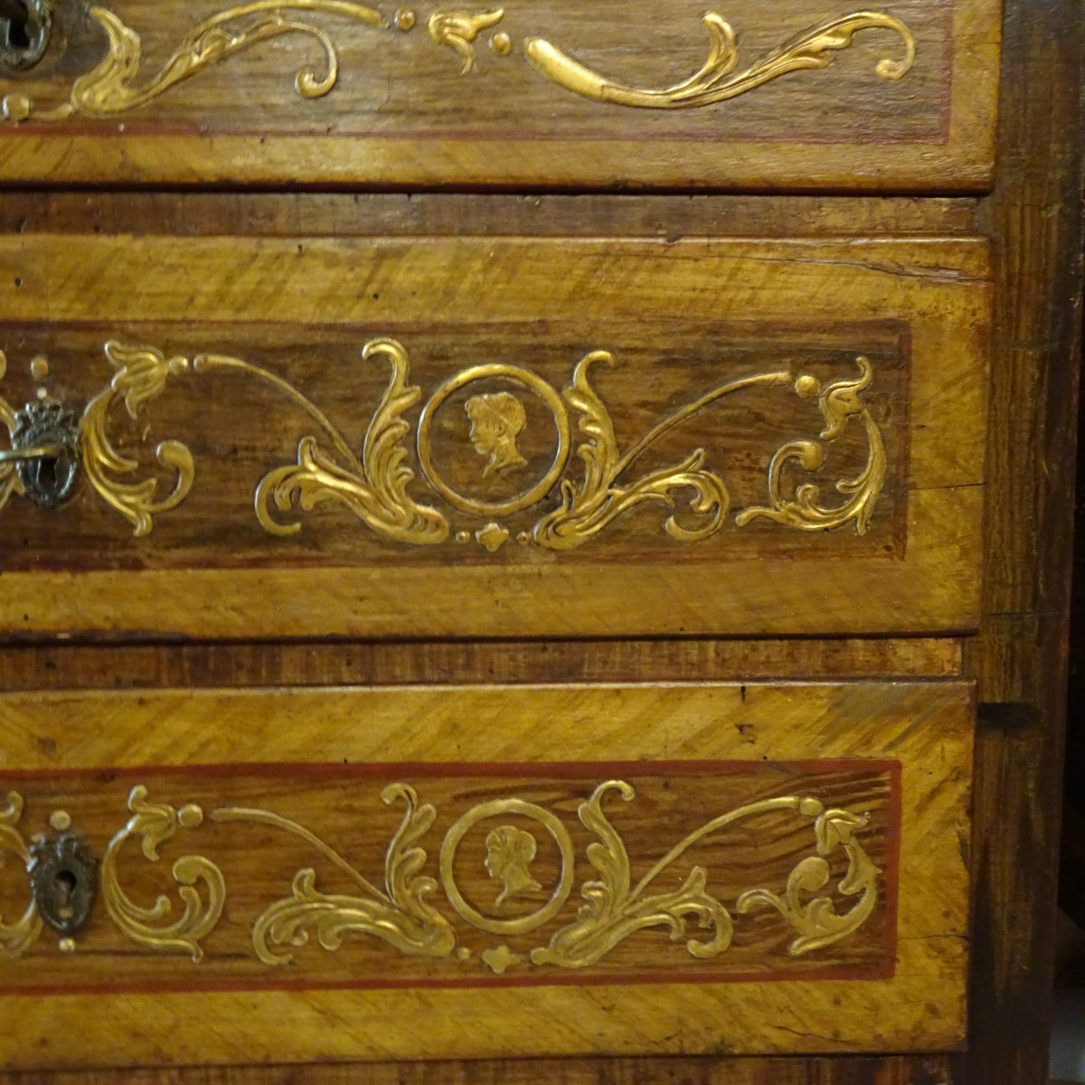 Paire de petites commodes à décor en pastille, fin du XVIIIe siècle.-photo-1