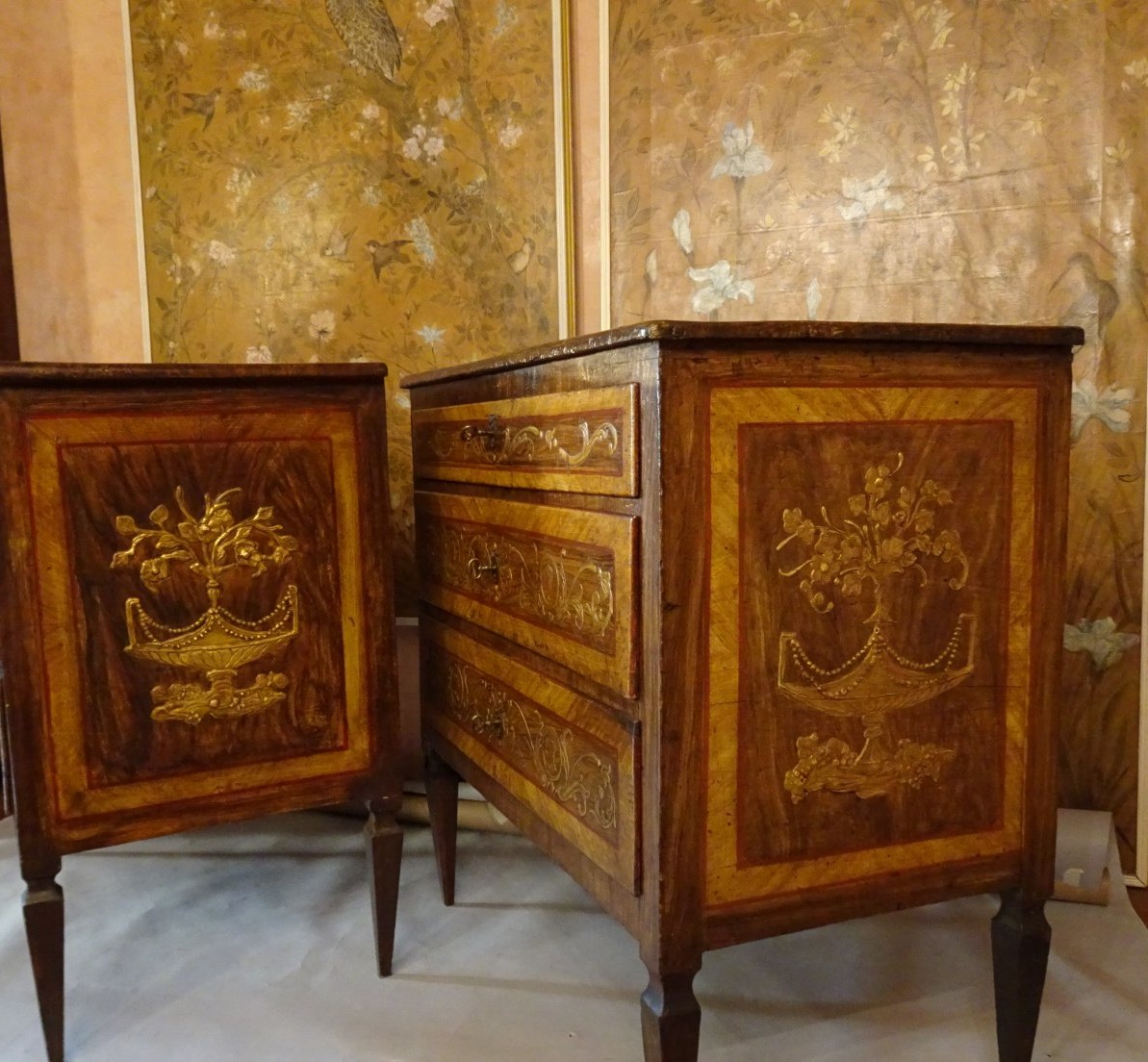 Paire de petites commodes à décor en pastille, fin du XVIIIe siècle.-photo-6